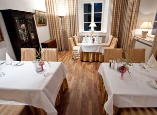 Gedeckte, schmale Tische für ein anstehendes Bankett