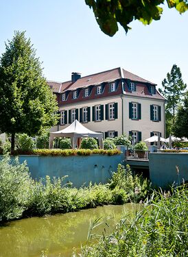 Der See rund um das Schloss Berge