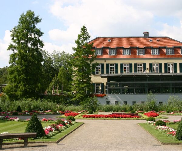 Gartenanlage des Schloss Berge mit Blick auf den Wintergarten